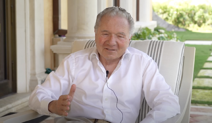 Миллиардер Петерффи рекомендует держать немного биткойнов для инвесторов