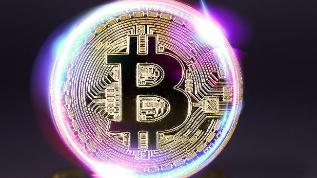 Биткойн переживает серьезный откат: падение на 13% и мощное давление продаж на рынке криптовалют