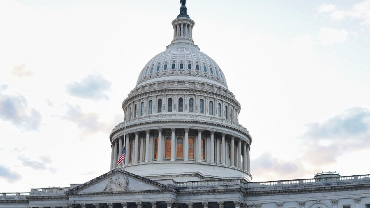 Критика мем-койна Трампа: загроза шахрайств у криптовалюті та необхідність захисту споживачів