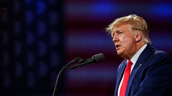 Тарифы Трампа на товары из ЕС создают риск для криптовалют и вызывают волатильность на рынке биткойна