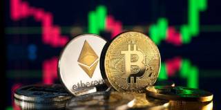 Bitcoin и Ethereum упали до новых минимумов на фоне тревожных настроений на рынках