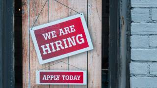 Рост занятости в США в феврале: 151 тыс. новых рабочих мест и рост вероятности снижения ставок ФРС