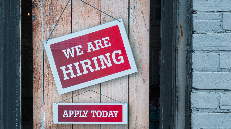 Рост занятости в США в феврале: 151 тыс. новых рабочих мест и рост вероятности снижения ставок ФРС