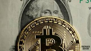 Парадокс кризиса криптовалют 2025 года: $610 миллиардов потеряно, но некоторые активы демонстрируют трехзначный рост