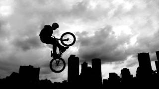 Биткойн снова на $83K: Институциональные покупки поддерживают рост после падения