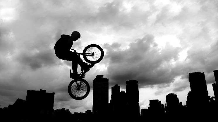 Биткойн снова на $83K: Институциональные покупки поддерживают рост после падения