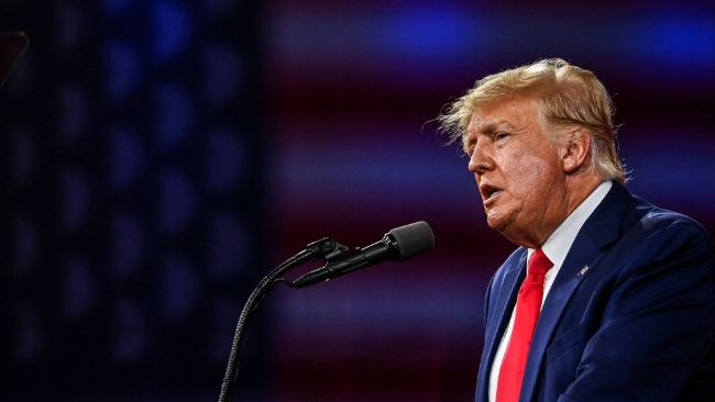 Трамп вводит взаимные торговые тарифы на иностранные автомобили и опровергает слухи о третьем сроке президентства