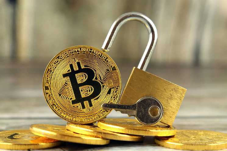 Биткойн устоит на фоне падения золота и акций США: аналитики удивлены изменением корреляции