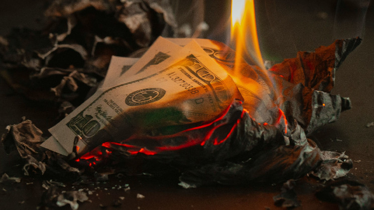 XRP та SOL впали на 14% через ліквідації $800 млн у криптосекторі