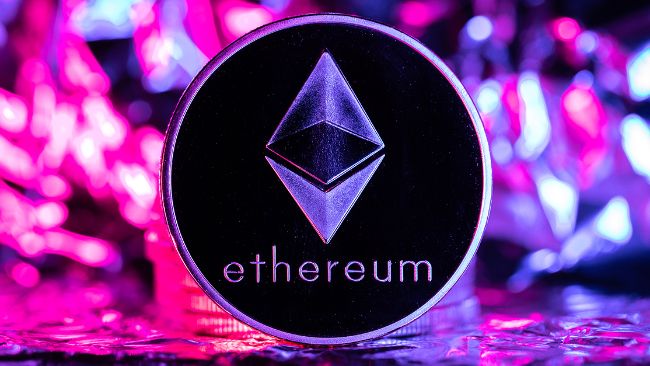 Ціна Ethereum обвалилася на 77% у порівнянні з Bitcoin: причини та аналіз падіння.