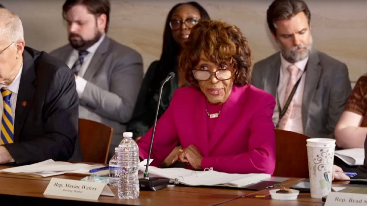 Слухання про криптовалюти у США зірвані через конфлікт демократів і республіканців: Трамп під прицілом критики.