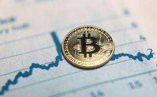 Биткойн снова выше $100,000: бычий импульс или предупреждение о коррекции?