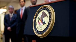 Минюст США предъявил обвинения 12 мошенникам в краже 263 миллионов долларов в криптовалюте через схемы рэкетирства и отмывания денег