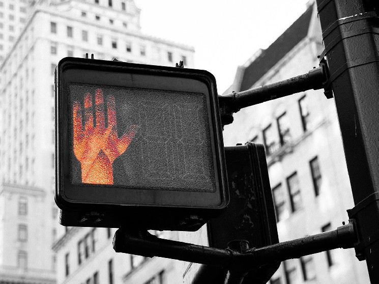 Биткойн откатился от рекорда после роста ставок: трейдеры фиксируют прибыль, рынок чувствителен к колебаниям