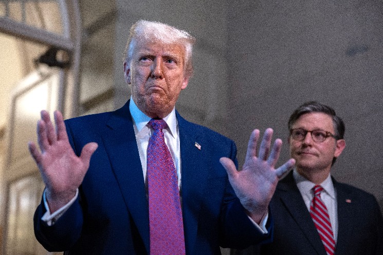 Демократи загрожують Трампу позовами через вечірку з мемкоїнами та можливу корупцію.