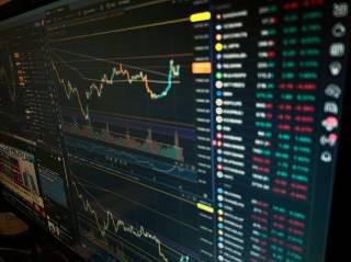 Биткойн восстанавливается до $110,000 после распродаж; ADA и DOGE ведут рост на крипторынке