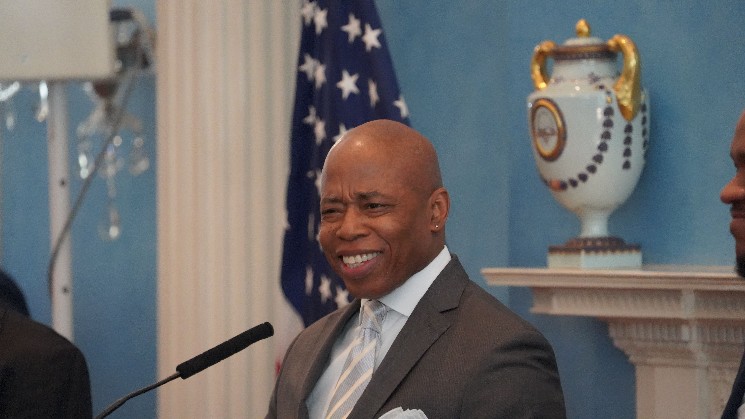 Мэр Нью-Йорка Эрик Адамс призывает отменить BitLicense для привлечения криптобизнеса в город