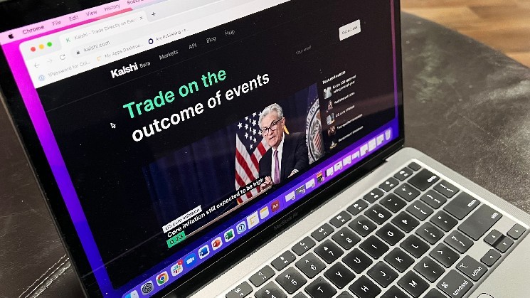 Kalshi привлек $100 миллионов при оценке в $1 миллиард, обгоняя Polymarket в числе активных рынков, но отставая по ликвидности.