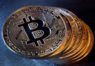 Биткойн под угрозой: возможная двойная вершина и вероятность падения на 75%