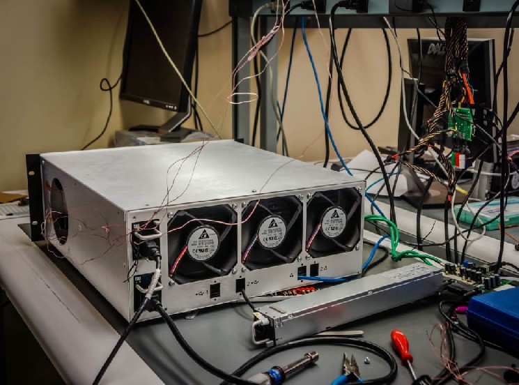 Доходи майнерів біткойнів знижуються, але примусового продажу немає: аналіз CryptoQuant