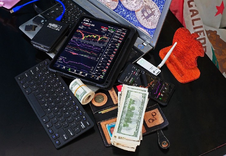 Доллар падает, биткойн под угрозой: что ожидать от рынка в ближайшие месяцы?