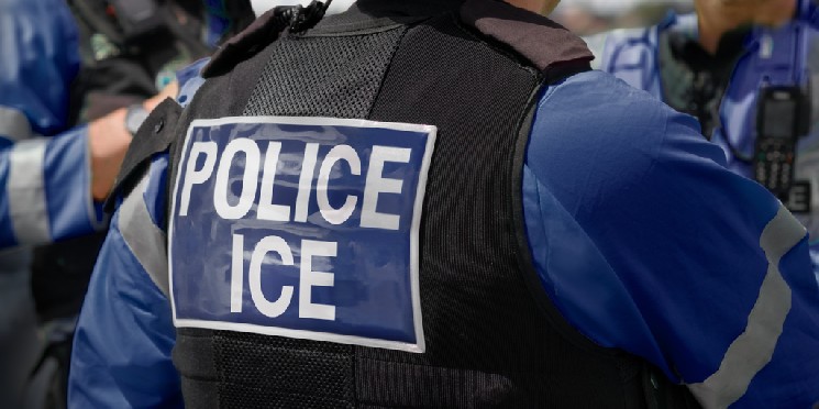 Приложение, предупреждающее о рейдах ICE, под угрозой закрытия из-за давления Министерства юстиции Трампа