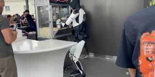 Відкриття ретро-кафе Tesla в Лос-Анджелесі: попкорн від робота, їжа на кожний смак та проблеми з трафіком.