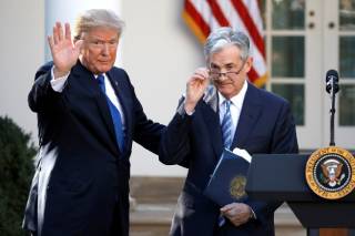 Трамп шокирует: неожиданный визит в ФРС и возможная встреча с Пауэллом!