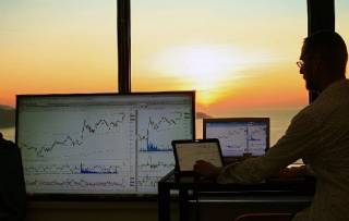 XRP может достичь $4, а Solana — $250: аналитики ожидают роста на фоне слухов об ETF