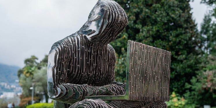 Восстановление статуи Сатоши Накамото из озера Лугано после вандализма: как криптоискусство борется с разрушением