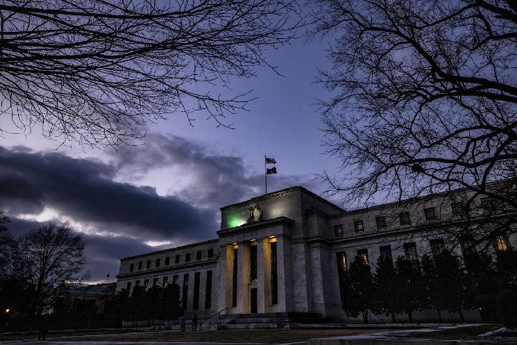 Биткойн вновь выше $117K на фоне назначения Мирана в ФРС и новостей о криптовалютных пенсионных планах Трампа