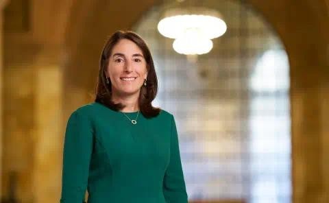 ФРС не снижает ставки: Биткойн падает ниже $113K на фоне экономики в Джексон-Холле