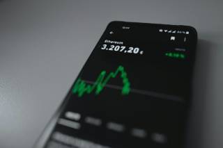 Акції ETHZilla впали на 30% через продаж 74,8 мільйона акцій акціонерами та занепокоєння щодо розмивання на фоні зростання інтересу до Ethereum.
