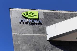 Акции Nvidia снижаются, несмотря на сильные результаты; Криптовалюты остаются стабильными