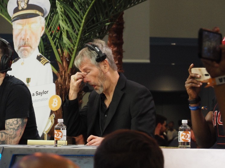 Майкл Сэйлор не попал в S&P 500, Robinhood отметился включением: что это значит для криптоинвесторов?