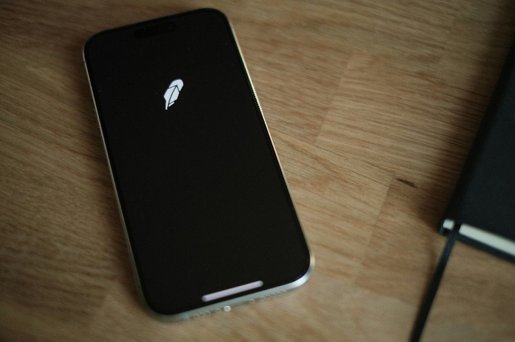 Акции Robinhood взлетели на 15% после включения в S&P 500, в то время как MSTR упала, не попав в индекс, несмотря на высокие финансовые результаты.