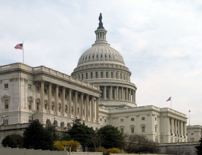 Протистояння між Coin Center та сенатором Уоррен