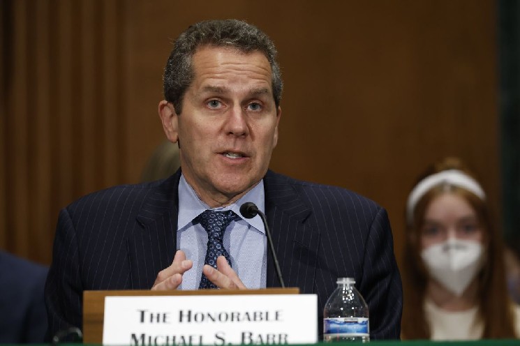 ФРС и борьба с инфляцией: комментарии Майкла Барра о процентных ставках и экономических перспективах США