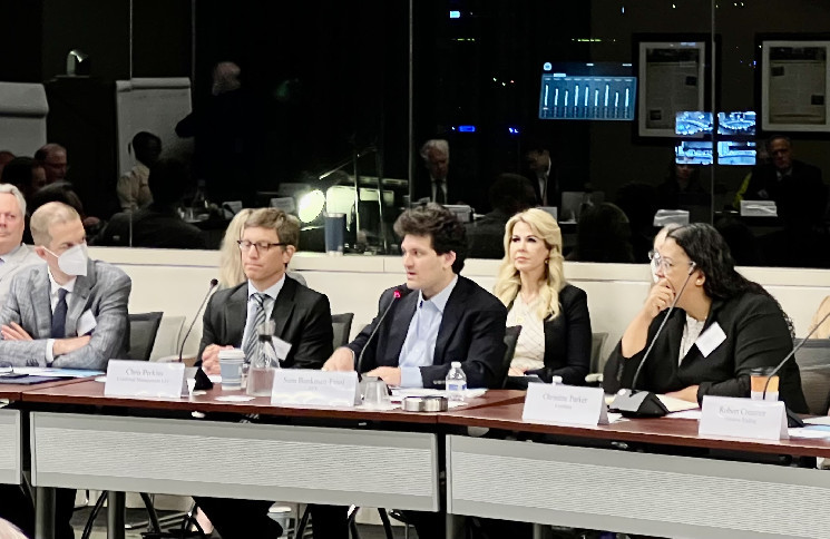 Сенатори вимагають розкрити розмови з SBF