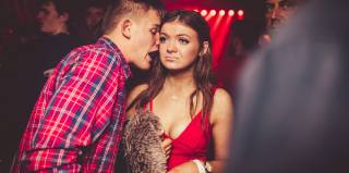 Фото Парень, объясняющий продано как Ethereum NFT