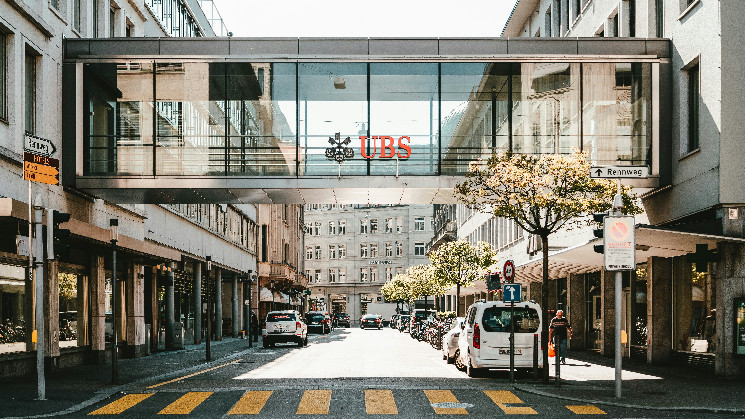 UBS позволяет клиентам торговать биткоин-ETF.