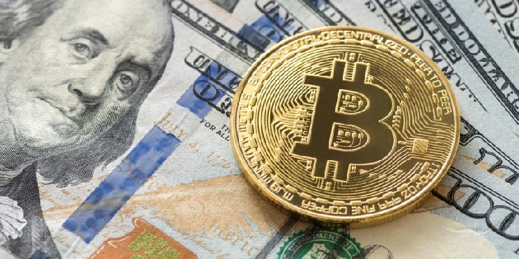 Биткойн снова на пике: цена достигает 62 000 долларов на фоне ослабления доллара США и поддержки BlackRock