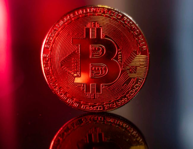 Биткойн на грани краха: неудача пробить $64,000 угрожает падением ниже $60,000