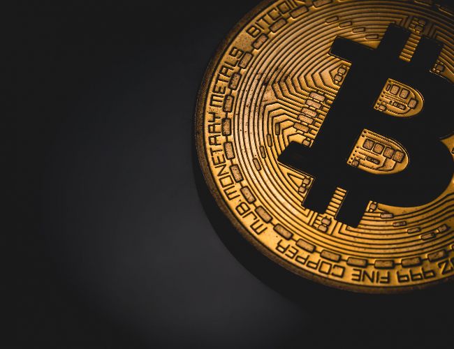 Акулы накапливают рекордные 670 000 BTC: что это значит для будущего биткойна?