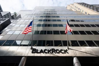 Фонд Bitcoin ETF BlackRock удерживает лидерство с рекордными вложениями, несмотря на падение цены Bitcoin