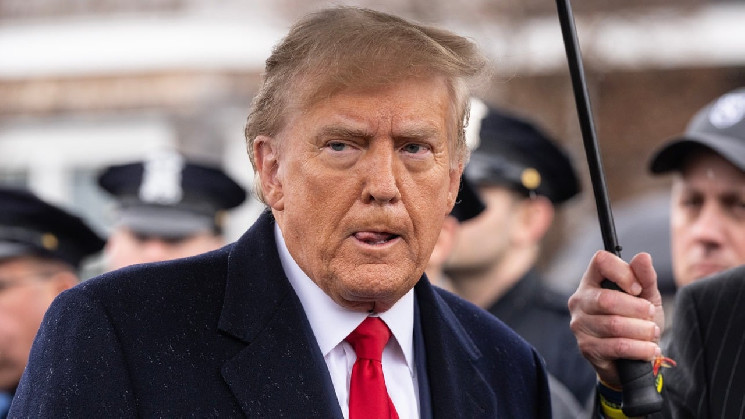 Трейдери криптовалют активніше вкладаються в довгі позиції після перемоги Трампа: зростання BTC та зниження волатильності для ETH.