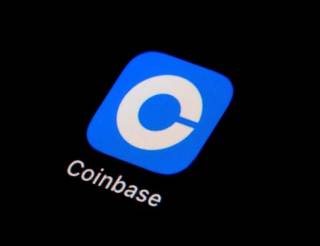 Coinbase под огнем: комиссии за листинг, обвинения SEC и общественное недовольство