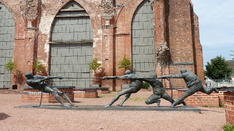 Рост или падение биткойна: анализ продаж розничных инвесторов и действия крупных держателей