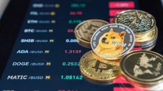 Альткоїни та Bitcoin піднімають криптоекономіку до $3.29 трлн: OM, XLM, ADA та XRP ведуть зростання на ринку.